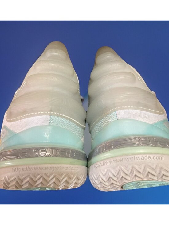 Athletic_Shoes